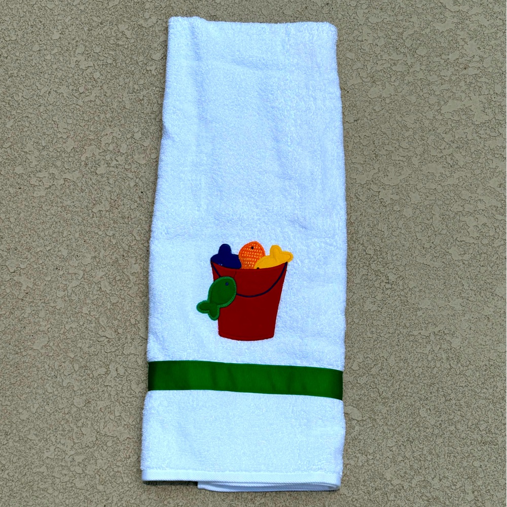 Bailey Boys Beach / Pool Towel NWOT Fish and Bucket